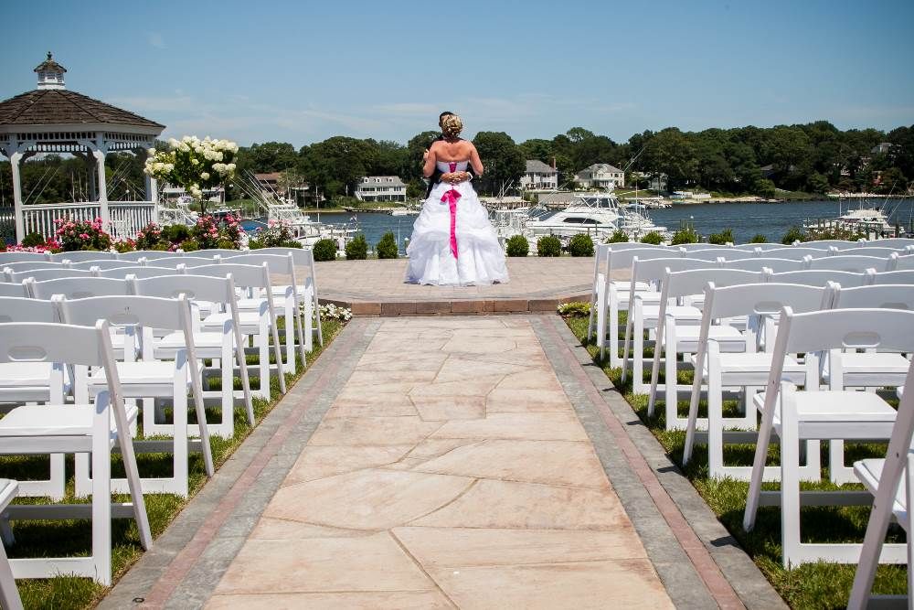 Crystal Point Yacht Club: Grounds & Gardens For Your Wedding