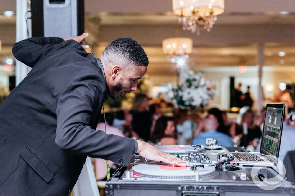 HOW TO CHOOSE THE BEST DJ FOR YOUR WEDDING DAY