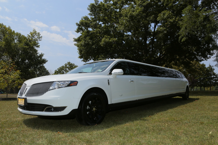 Lincoln MKT Limo 14P by Santos VIP Limousine | New Jersey Weddings