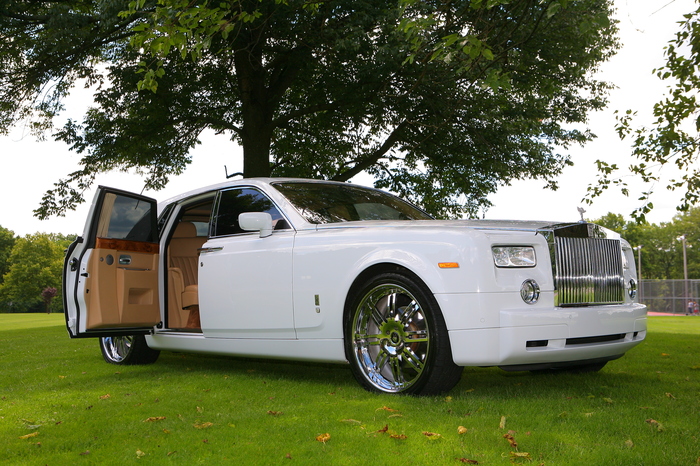 VIP Limo Service: Rolls Royce Phantom Stretch Limo